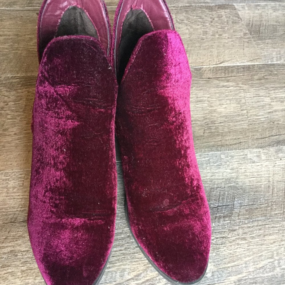COOLWAY RED VELVET BOOTIE SIZE 7